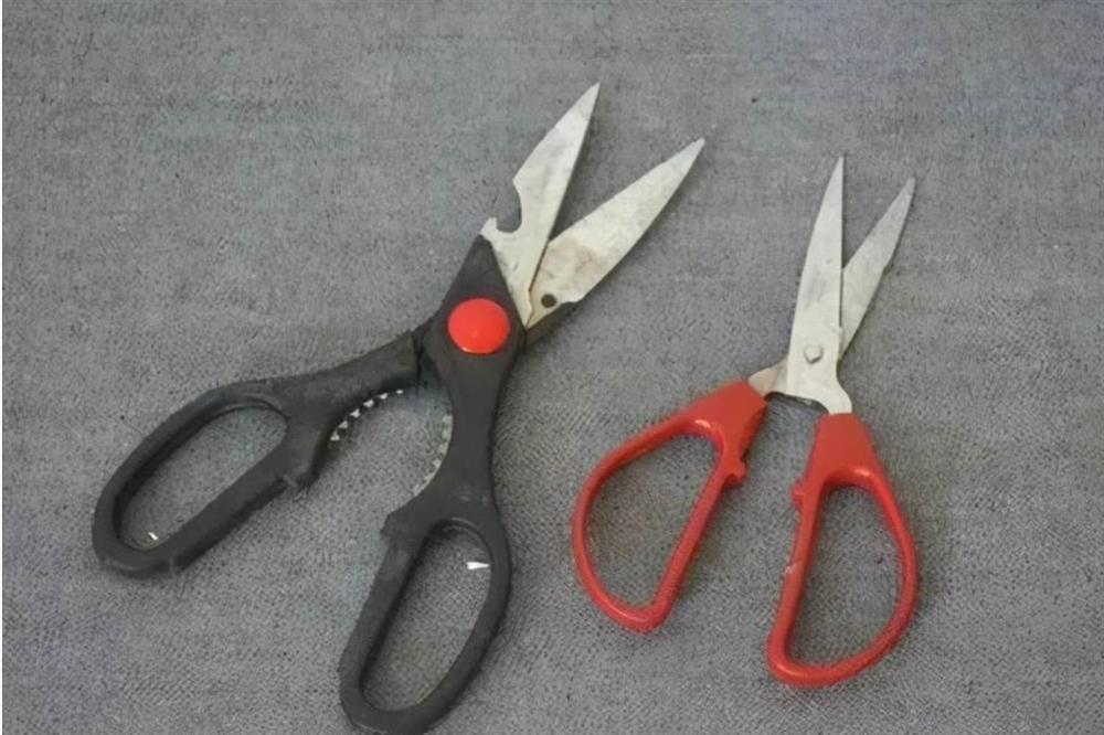 Dao kéo trở nên xỉn màu và hoen gỉ, chỉ cần ngâm chúng trong loại nước đặc biệt này&nbsp;là có thể cắt ngay mà không cần tốn sức-1