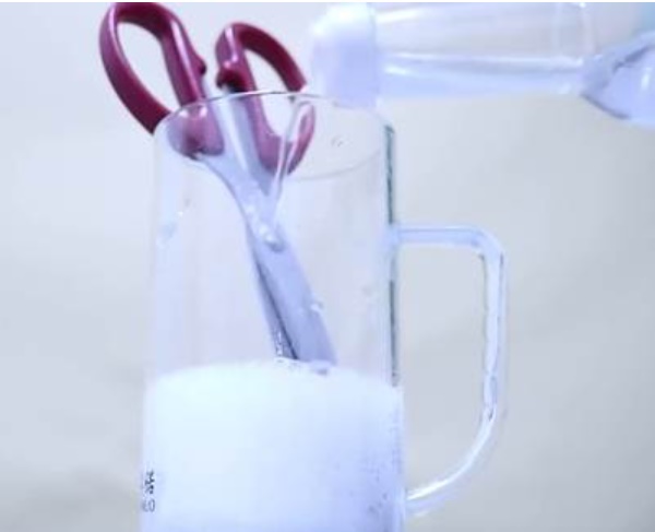 Dao kéo trở nên xỉn màu và hoen gỉ, chỉ cần ngâm chúng trong loại nước đặc biệt này là có thể cắt ngay mà không cần tốn sức-2