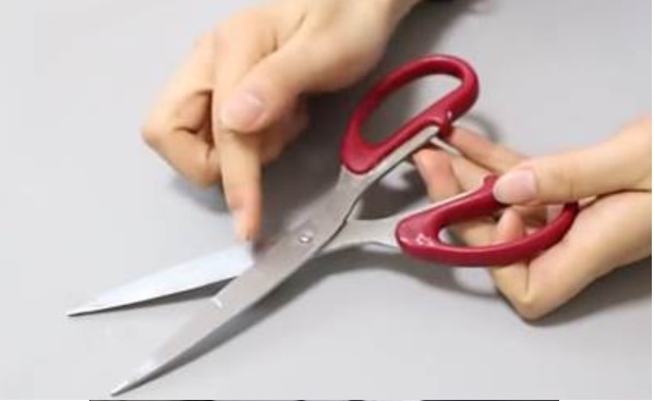 Dao kéo trở nên xỉn màu và hoen gỉ, chỉ cần ngâm chúng trong loại nước đặc biệt này là có thể cắt ngay mà không cần tốn sức-3