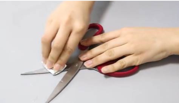 Dao kéo trở nên xỉn màu và hoen gỉ, chỉ cần ngâm chúng trong loại nước đặc biệt này là có thể cắt ngay mà không cần tốn sức-4