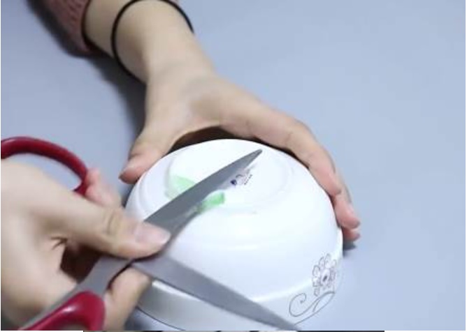 Dao kéo trở nên xỉn màu và hoen gỉ, chỉ cần ngâm chúng trong loại nước đặc biệt này&nbsp;là có thể cắt ngay mà không cần tốn sức-5