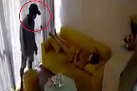 Lẻn vào nhà trộm điện thoại thấy nữ gia chủ đang ngủ say, nam thanh niên còn có hành động đáng xấu hổ này
