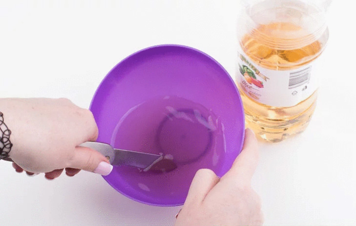 Dao kéo trở nên xỉn màu và hoen gỉ, chỉ cần ngâm chúng trong loại nước đặc biệt này là có thể cắt ngay mà không cần tốn sức-7