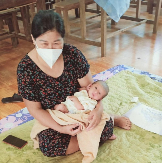 Mẹ mắc COVID-19, bố phải cách ly, bé sơ sinh lớn lên bằng bầu sữa xóm giềng-1