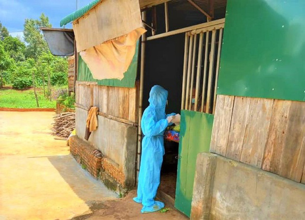 Mẹ mắc COVID-19, bố phải cách ly, bé sơ sinh lớn lên bằng bầu sữa xóm giềng-7