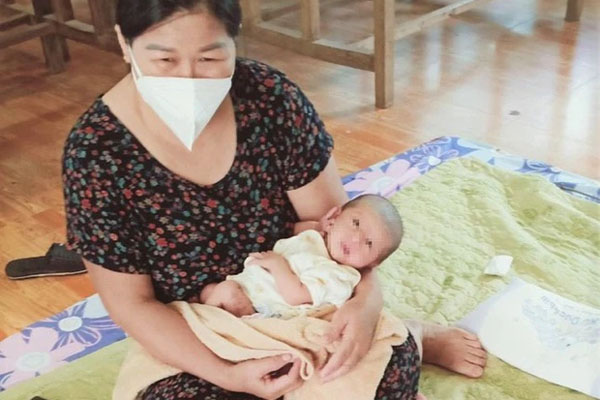 Người phụ nữ không chịu sát khuẩn tay khi xuống lấy hàng còn trả treo với cán bộ: Chỉ thị 16 có bắt em ra đây phải sát khuẩn hay không?-2