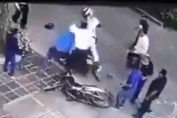 Clip: Đi cướp bị dân vây bắt, thanh niên vứt xe bỏ chạy bạt mạng-1