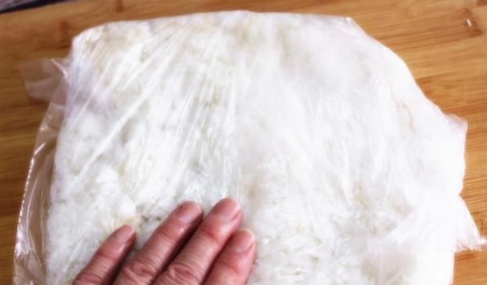 Cơm nguội đừng bỏ vào ngăn mát tủ lạnh, làm cách này giúp cơm để được lâu, hấp lại vẫn ngon như mới-1