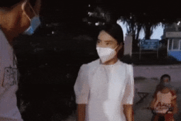 Người phụ nữ không chịu sát khuẩn tay khi xuống lấy hàng còn 