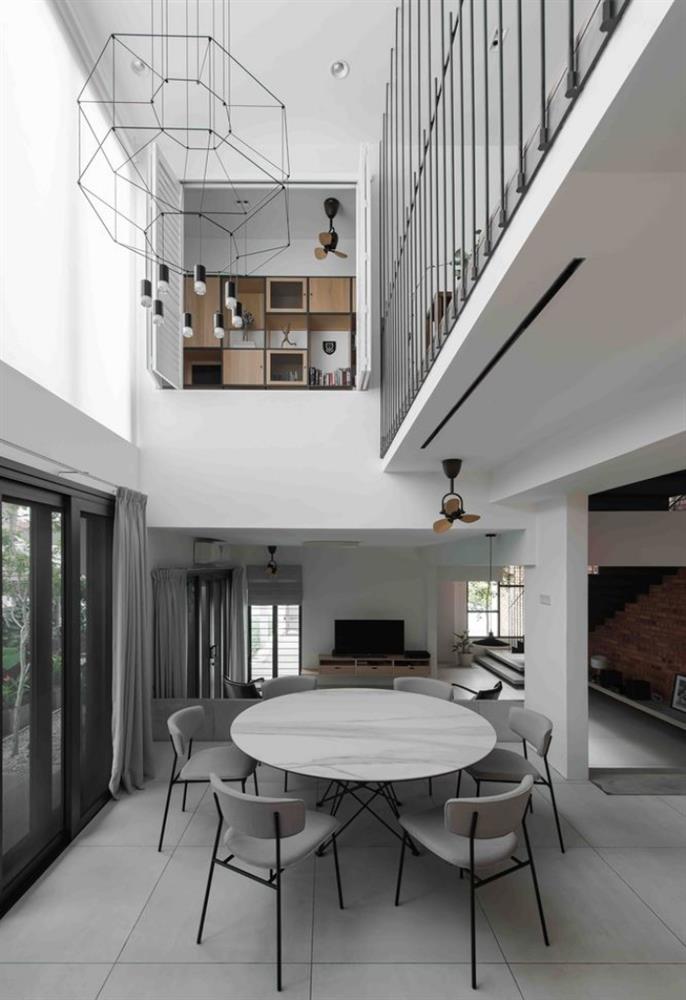 Nhà xám xịt mà trông hiện đại, vừa thoáng đãng lại rất sáng sủa, thiết kế cầu thang mới mẻ có 1-0-2-6