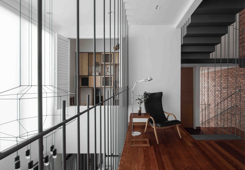 Nhà xám xịt mà trông hiện đại, vừa thoáng đãng lại rất sáng sủa, thiết kế cầu thang mới mẻ có 1-0-2-8