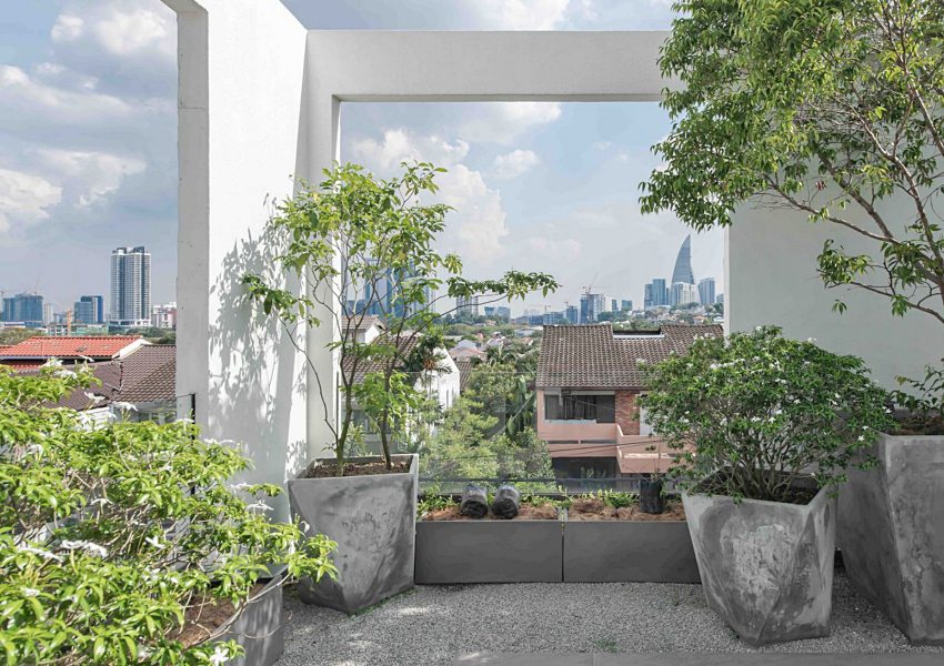 Nhà xám xịt mà trông hiện đại, vừa thoáng đãng lại rất sáng sủa, thiết kế cầu thang mới mẻ có 1-0-2-11