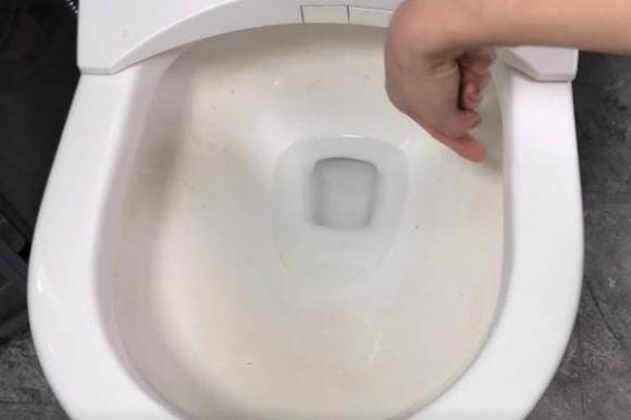 Dù bồn cầu có bẩn hay có mùi hôi đến đâu, chỉ cần bạn cho thứ này vào là bồn cầu sẽ trở nên sạch bóng ngay khi xả nước-2