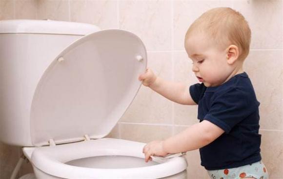 Dù bồn cầu có bẩn hay có mùi hôi đến đâu, chỉ cần bạn cho thứ này vào là bồn cầu sẽ trở nên sạch bóng ngay khi xả nước-3