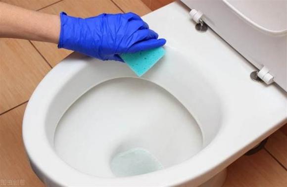 Dù bồn cầu có bẩn hay có mùi hôi đến đâu, chỉ cần bạn cho thứ này vào là bồn cầu sẽ trở nên sạch bóng ngay khi xả nước-10