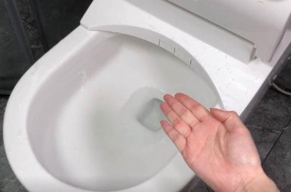 Dù bồn cầu có bẩn hay có mùi hôi đến đâu, chỉ cần bạn cho thứ này vào là bồn cầu sẽ trở nên sạch bóng ngay khi xả nước-11