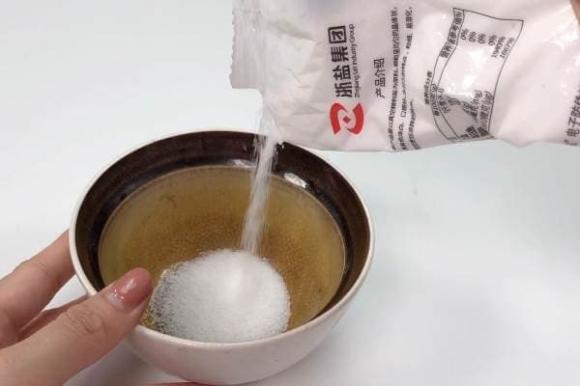 Dù bồn cầu có bẩn hay có mùi hôi đến đâu, chỉ cần bạn cho thứ này vào là bồn cầu sẽ trở nên sạch bóng ngay khi xả nước-4