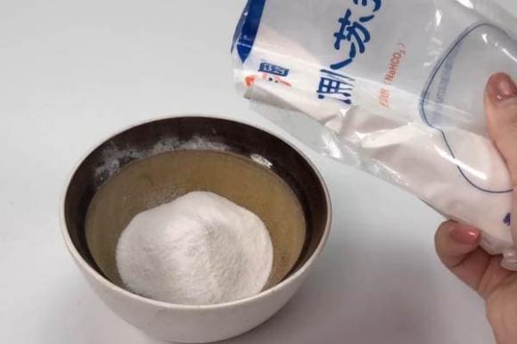 Dù bồn cầu có bẩn hay có mùi hôi đến đâu, chỉ cần bạn cho thứ này vào là bồn cầu sẽ trở nên sạch bóng ngay khi xả nước-5