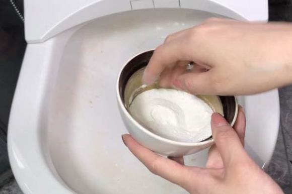 Dù bồn cầu có bẩn hay có mùi hôi đến đâu, chỉ cần bạn cho thứ này vào là bồn cầu sẽ trở nên sạch bóng ngay khi xả nước-6