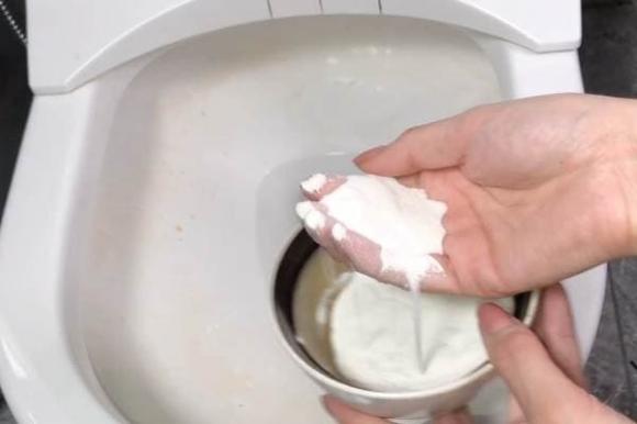 Dù bồn cầu có bẩn hay có mùi hôi đến đâu, chỉ cần bạn cho thứ này vào là bồn cầu sẽ trở nên sạch bóng ngay khi xả nước-7