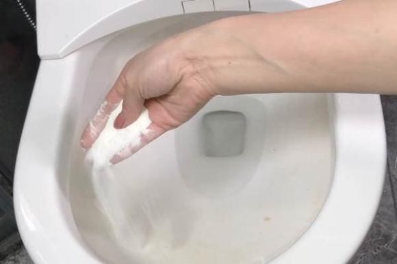 Dù bồn cầu có bẩn hay có mùi hôi đến đâu, chỉ cần bạn cho thứ này vào là bồn cầu sẽ trở nên sạch bóng ngay khi xả nước-8