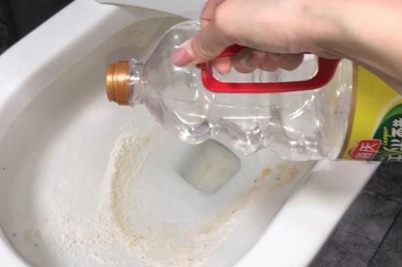 Dù bồn cầu có bẩn hay có mùi hôi đến đâu, chỉ cần bạn cho thứ này vào là bồn cầu sẽ trở nên sạch bóng ngay khi xả nước-9