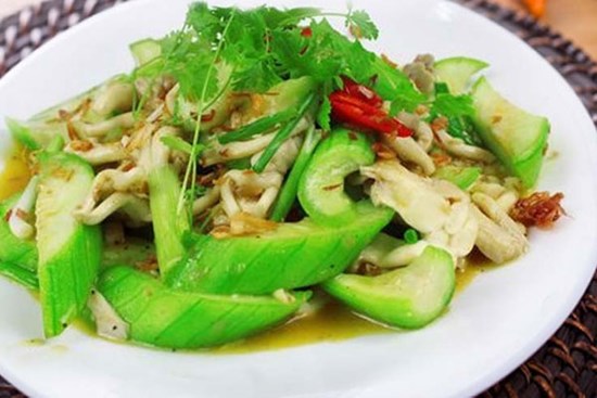 Xào mướp hay bị thâm đen, thêm bước này đảm bảo mướp vừa xanh lại giòn