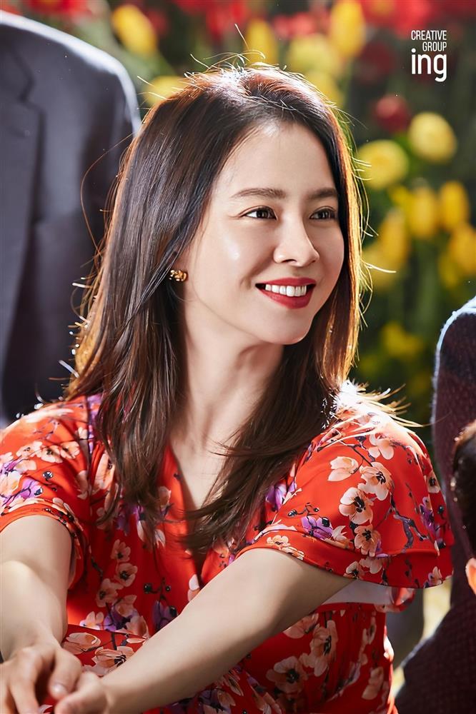 Choáng với bí kíp chăm da của mợ ngố Song Ji Hyo: Chỉ skincare đúng 4 bước, vậy mà vẫn trẻ mãi không già ở tuổi 40-3