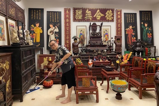 Nghệ sĩ Xuân Hinh hóm hỉnh khoe tự tay dọn dẹp nhà cửa để lộ kiến trúc ngôi nhà độc đáo