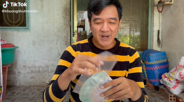 Hết làm ổ bánh mì đặc biệt, người đàn ông lại tiếp tục tặng gói mì đắt nhất Việt Nam cho người khó khăn mùa dịch, nhiều người bất ngờ bật khóc với sự thật đằng sau-1