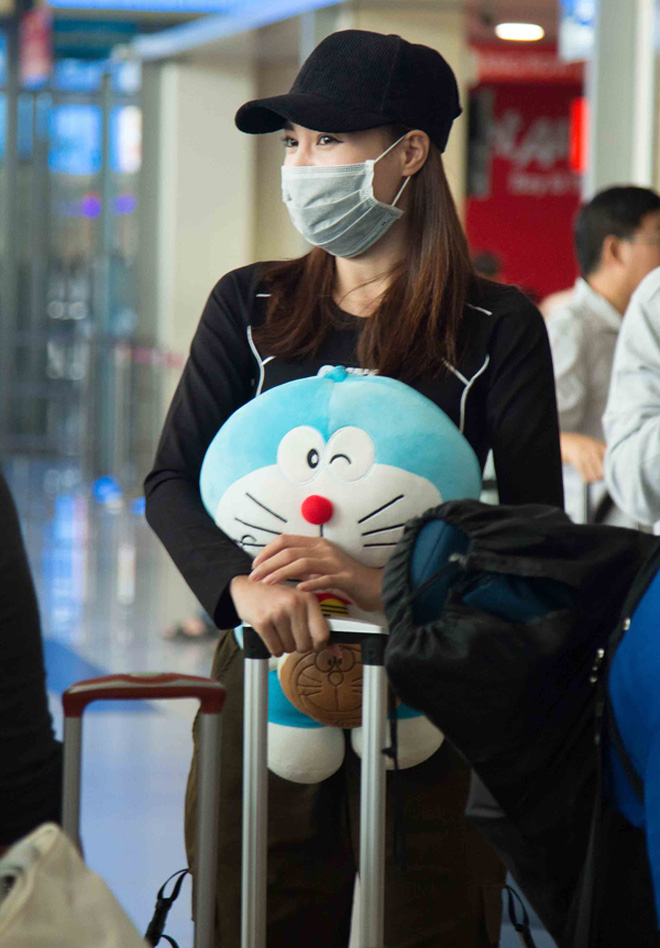 Ninh Dương Lan Ngọc nhận gạch đá vì mặc đồ lụa ra sân bay, những lần trước đó nàng mặc thế nào?-7