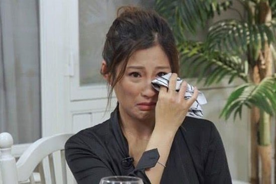 Thấy tôi bật khóc sau khi nghe điện thoại, mẹ chồng hỏi han rồi dúi vào tay tôi 25 triệu