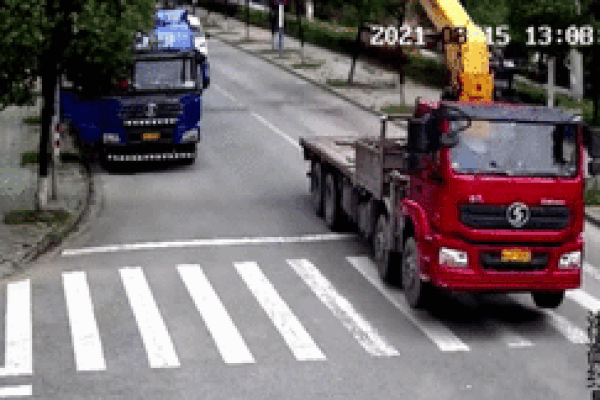 Tài xế quên hạ cần cẩu, xe tải kéo đổ hệ thống đường ống hơi nước trên cao