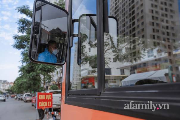 CẬN CẢNH: Đưa F0 và F1 ở HH4C Linh Đàm đi cách ly, huy động gần 100 nhân viên y tế tổng lực xét nghiệm, khẩn trương truy vết-2