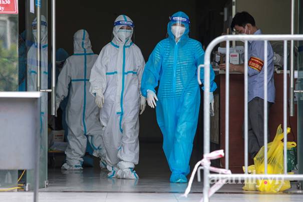 CẬN CẢNH: Đưa F0 và F1 ở HH4C Linh Đàm đi cách ly, huy động gần 100 nhân viên y tế tổng lực xét nghiệm, khẩn trương truy vết-10