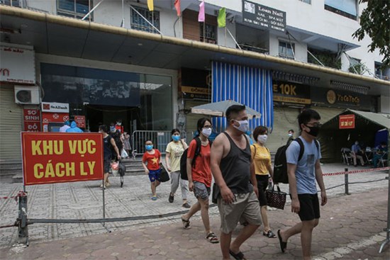 CẬN CẢNH: Đưa F0 và F1 ở HH4C Linh Đàm đi cách ly, huy động gần 100 nhân viên y tế tổng lực xét nghiệm, khẩn trương truy vết