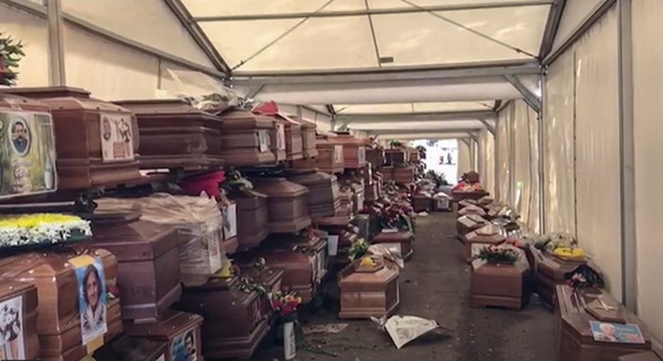 Gần 1000 quan tài nạn nhân Covid-19 đợi chôn bỗng bật mở đầy rùng rợn, nguyên nhân đằng sau khiến thế giới ám ảnh thảm hoạ kép”-2