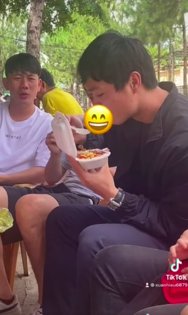 Clip: Khoảnh khắc cầu thủ Minh Vương mắt không rời khỏi hộp xôi trên tay Công Phượng chiếm spotlight-1