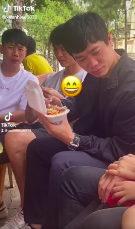 Clip: Khoảnh khắc cầu thủ Minh Vương mắt không rời khỏi hộp xôi trên tay Công Phượng chiếm spotlight-2