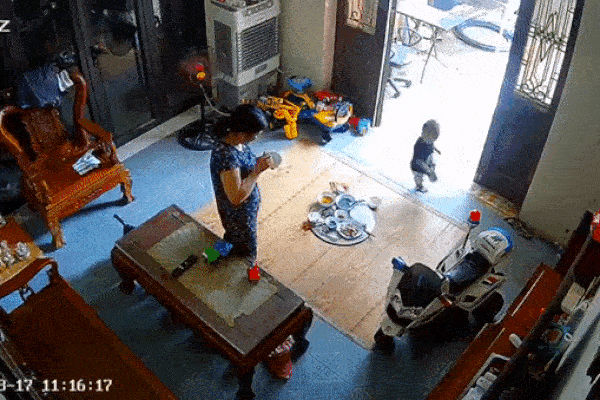 Người mẹ bị công kích nặng nề khi lo xem điện thoại không biết con gái 3 tuổi đang múa dao bổ dưa, cảnh tượng ghi lại thật thót tim-8