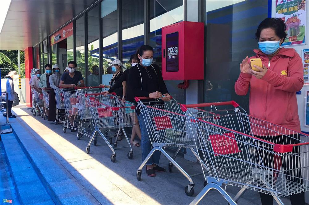 Người dân TP.HCM đồng loạt đi mua thực phẩm dự trữ-2