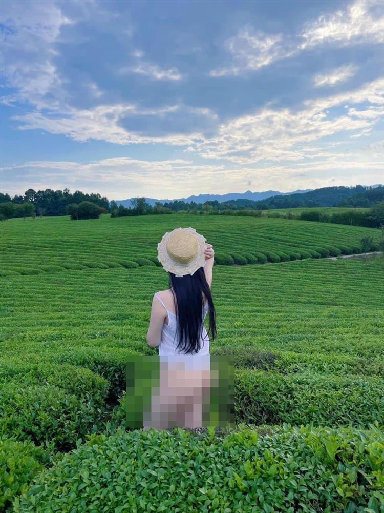 Xôn xao cô gái khỏa thân đứng tạo dáng check-in trên đồi chè bị chỉ trích dữ dội-2