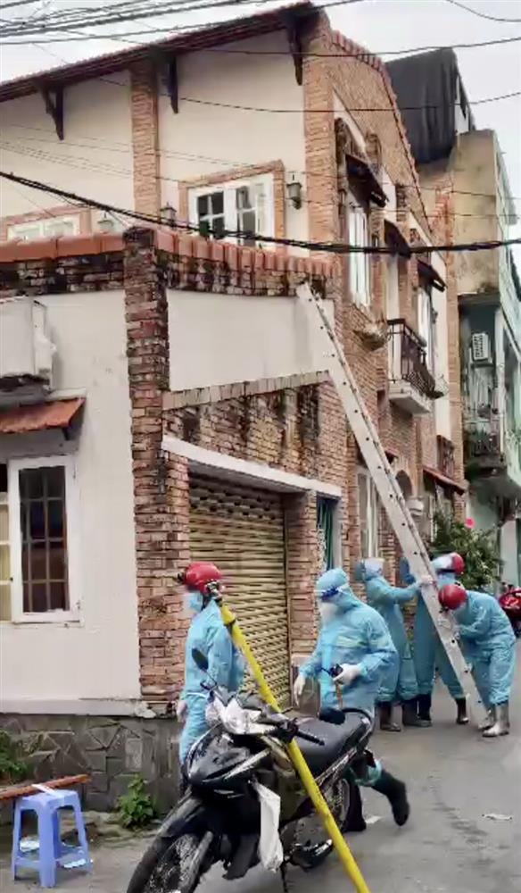 Công an mặc đồ bảo hộ khống chế đối tượng F0 đánh đập cha mẹ ở Sài Gòn-1