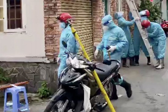 Công an mặc đồ bảo hộ khống chế đối tượng F0 đánh đập cha mẹ ở Sài Gòn