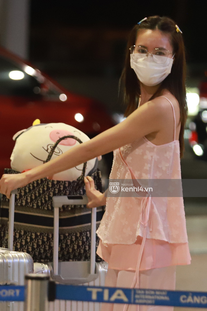 Hình ảnh giúp Ninh Dương Lan Ngọc thanh minh cho vụ tranh cãi mặc đồ ngủ ra sân bay?-3