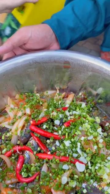 Cặp vợ chồng Bình Dương mỗi ngày đều nấu ăn mang đến cho các cán bộ trực chốt, nhìn nồi cá kho mà thấy ấm lòng-1