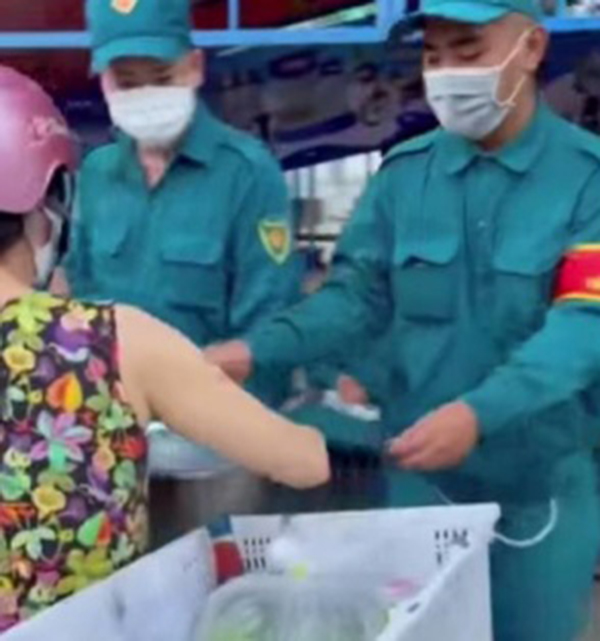 Cặp vợ chồng Bình Dương mỗi ngày đều nấu ăn mang đến cho các cán bộ trực chốt, nhìn nồi cá kho mà thấy ấm lòng-4