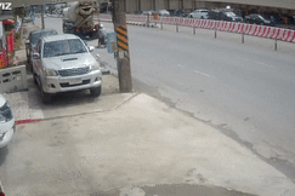 Khoảnh khắc xe trộn bê tông rơi khỏi cầu vượt cao 7m như đồ chơi-1