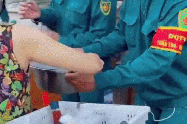 Cặp vợ chồng Bình Dương mỗi ngày đều nấu ăn mang đến cho các cán bộ trực chốt, nhìn nồi cá kho mà thấy ấm lòng