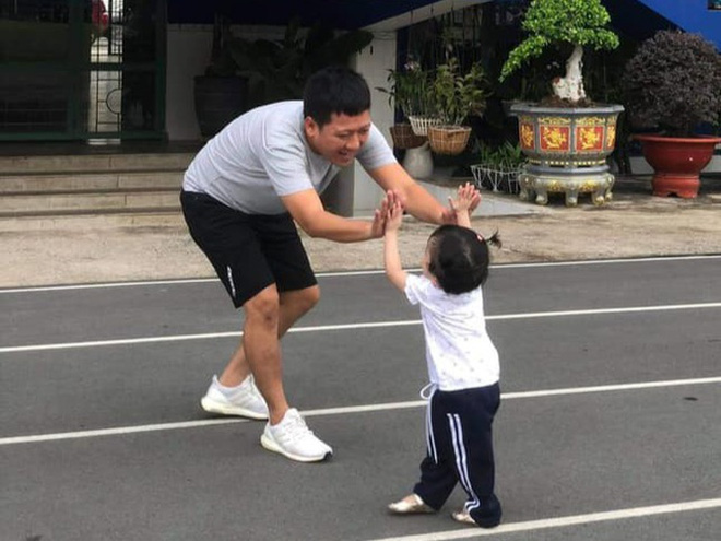 Trường Giang cuối cùng đã khoe trọn vẹn khuôn mặt ái nữ 2 tuổi, màn đối đáp tiếng Anh hờn dỗi của bé gây sốt-7